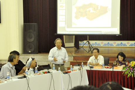 GS.TSKH Lưu Trần Tiêu tham luận về quan điểm bảo tồn và phát huy giá trị lịch sử, văn hoá của KDT nhà Trần tại hội thảo.